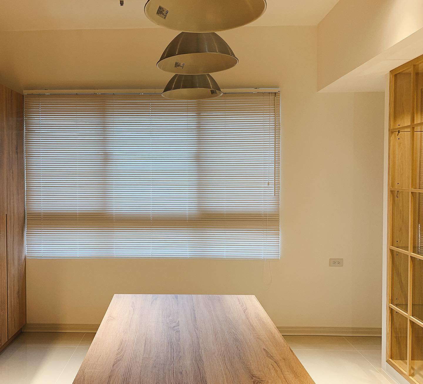 餐廳窗簾與燈光配置