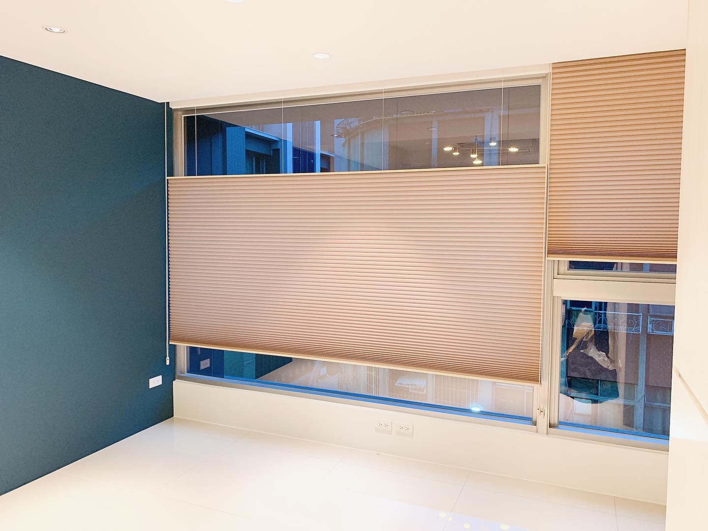 臥室床頭牆面與窗簾搭配