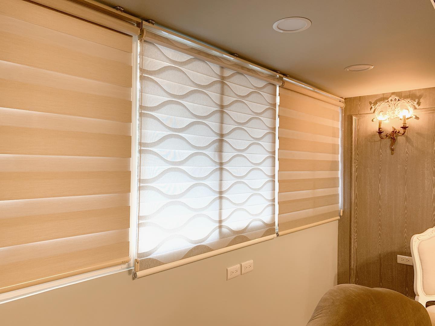 客廳調光簾與沙發區設計