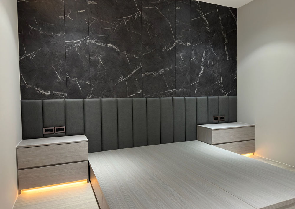 主臥室床頭牆與燈光配置